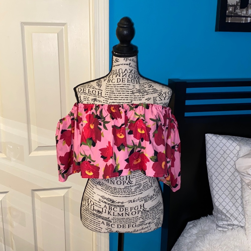 Women’s off the shoulder crop top size small